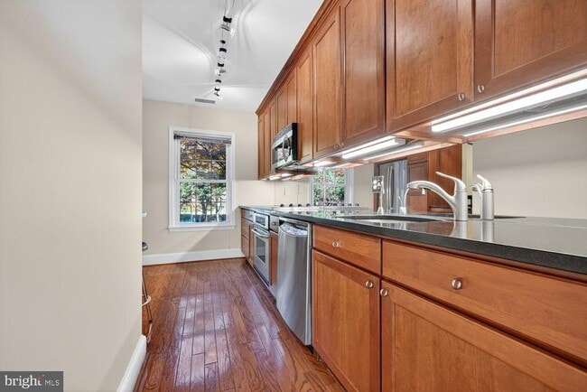 Photo - 3291 Sutton Pl NW