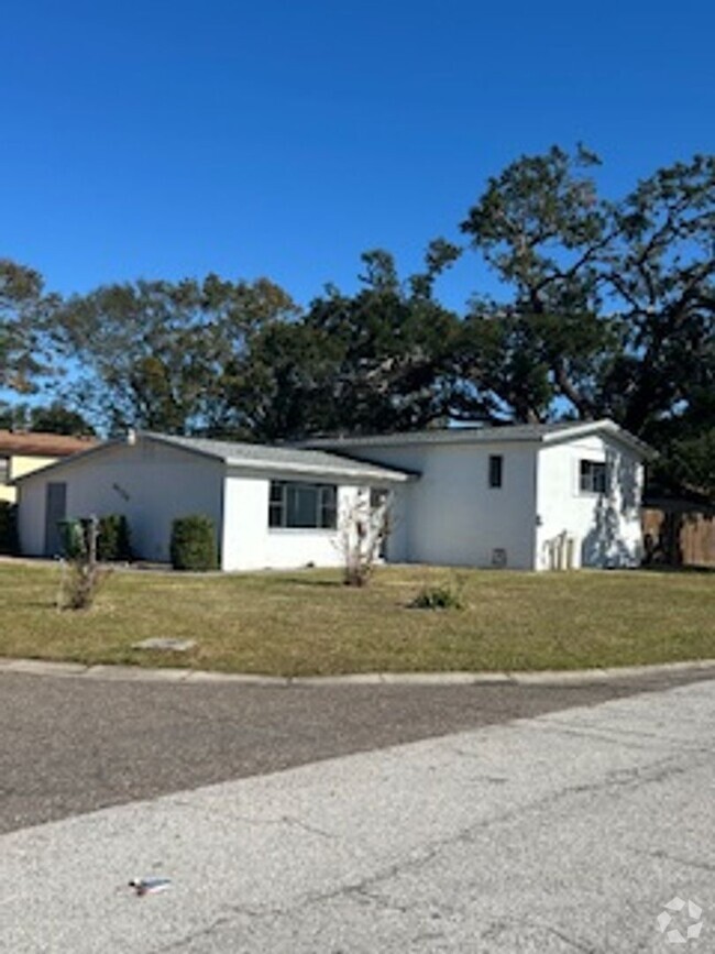 Building Photo - Spacious 3 bdrm/2 bath home