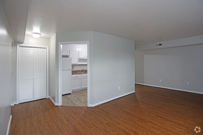 1BR,1BA-579 SF (Unrenovated) - The View at 777