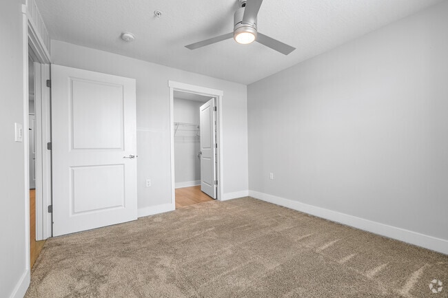 1BR, 1BA - 576SF - Bedroom/Closet