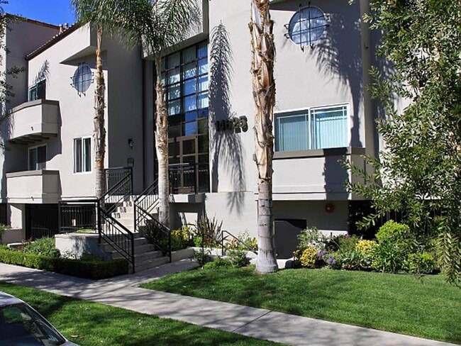 Building Photo - 14625 Dickens St Unit 108