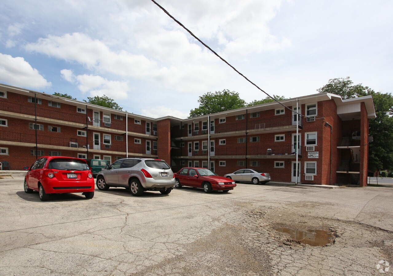 Building and Parking - Villa Park Apartments