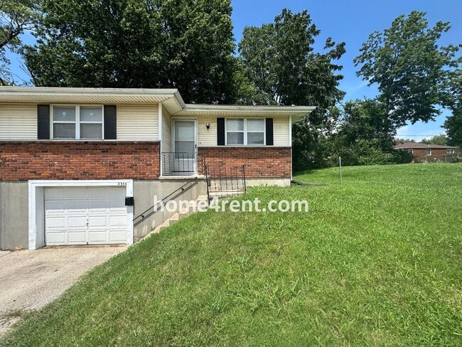Building Photo - Raised Ranch Style Home in KCK w/ a Finish...