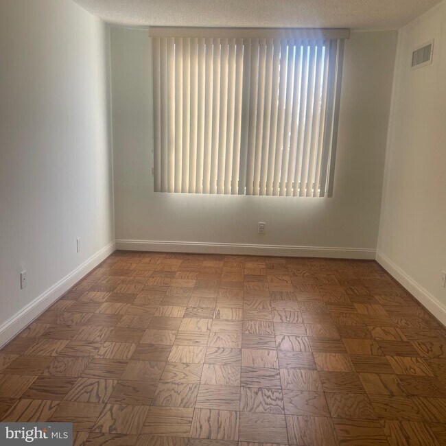 Photo - 5225 Pooks Hill Rd Unidad 703N