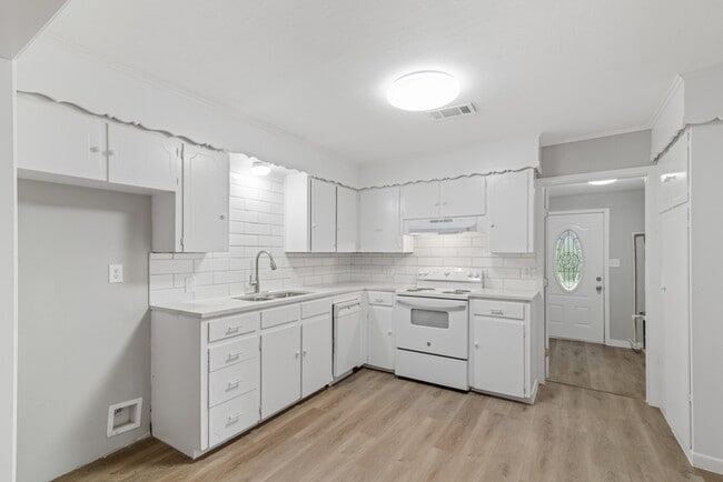 Photo - 615 Riveredge Dr