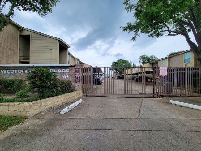 Building Photo - 700 Thicket Ln Unit 204