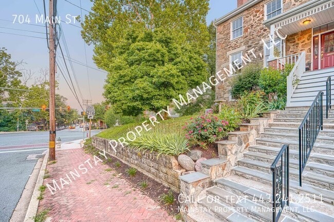 704 Main St