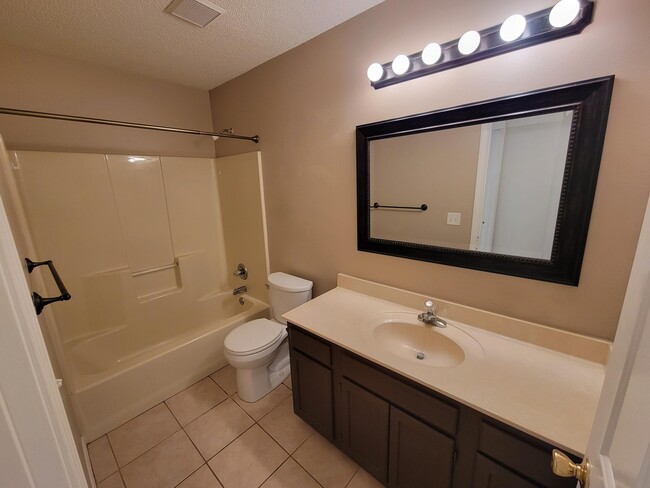 Photo - 2405 Hemlock Dr