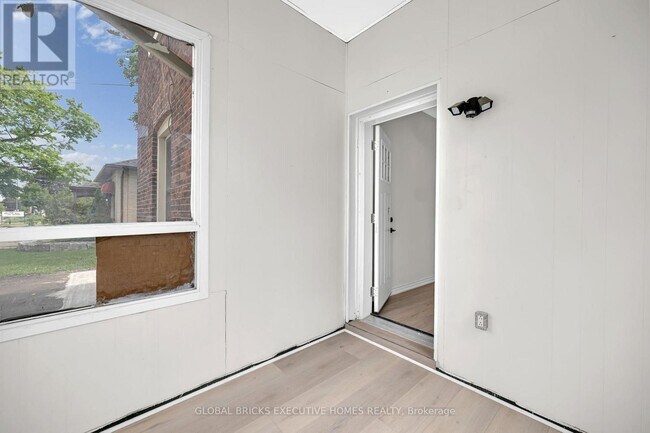 Photo - 108 Lindsay St S