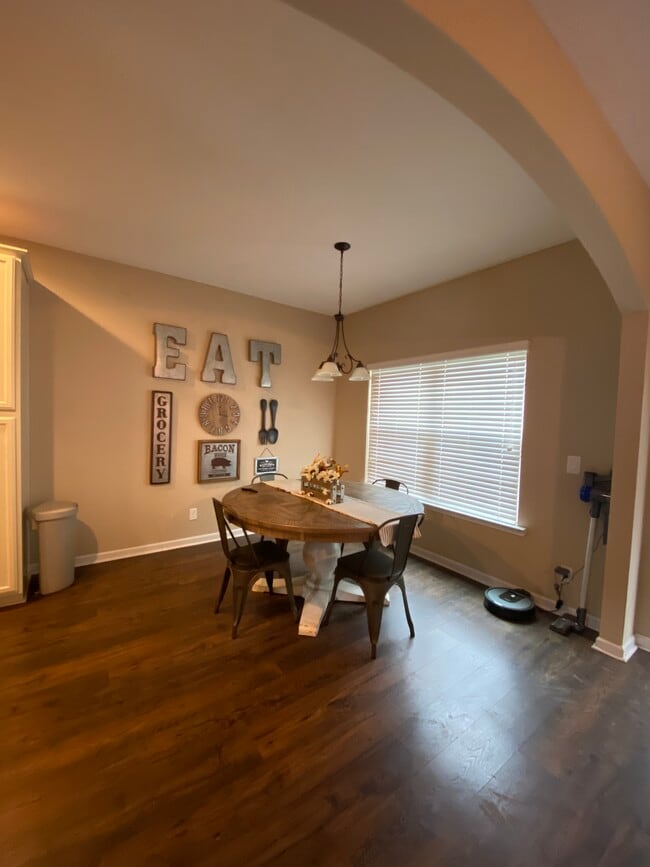 Photo - 1098 Marne Blvd