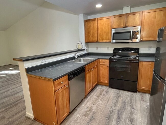 Building Photo - East Hill 2-bedroom top-floor unit w/s/g i... Rental