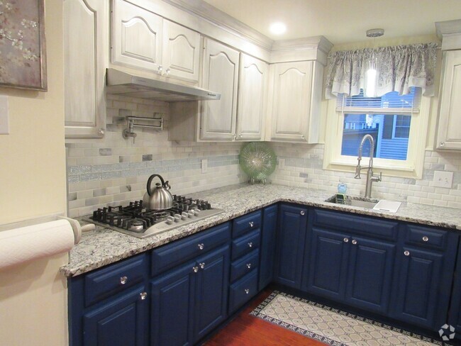 Building Photo - Gorgeous 3 Bedroom Lowell Townhouse For Rent!