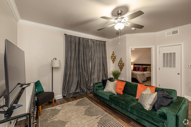 2 habitaciones, 2 baños - 1022 pies cuadrados - Sala de estar - The Pointe at Conway