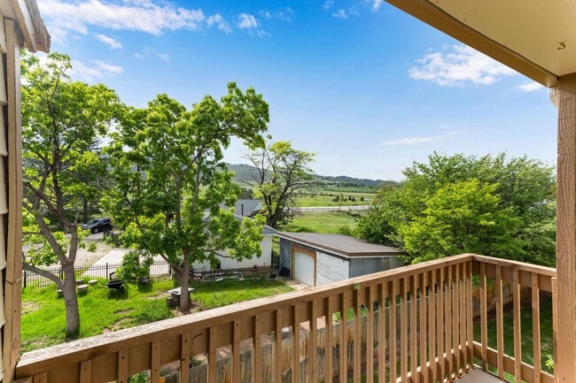 Building Photo - Cozy Condo in Convenient Location with Mou...