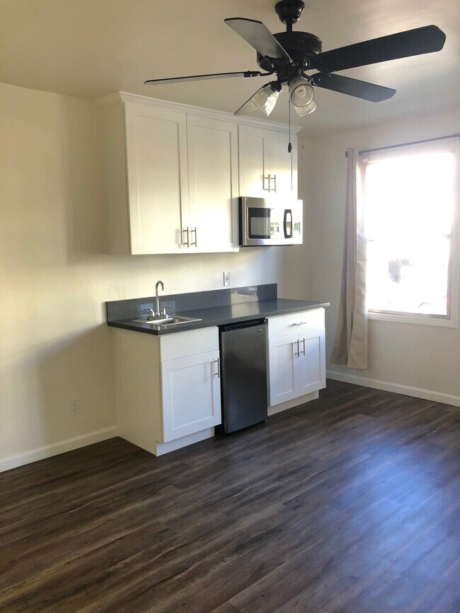 Apartamento Bachelor - 2890 Leeward Ave