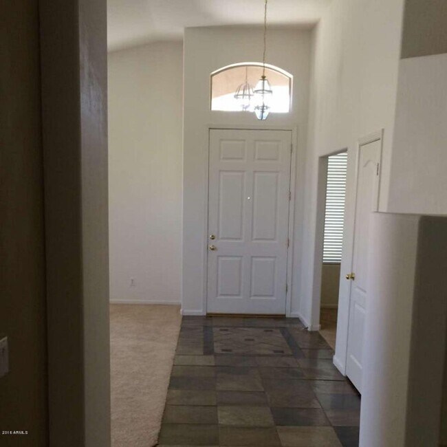 682 W Raven Dr