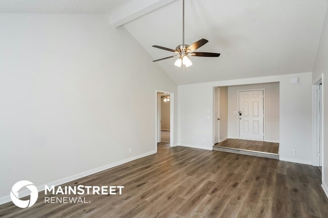 Photo - 533 Heritage Ln