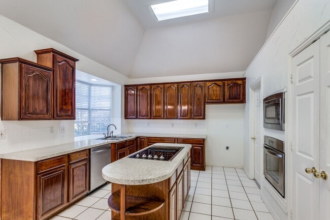 Photo - 2021 Broadleaf Dr