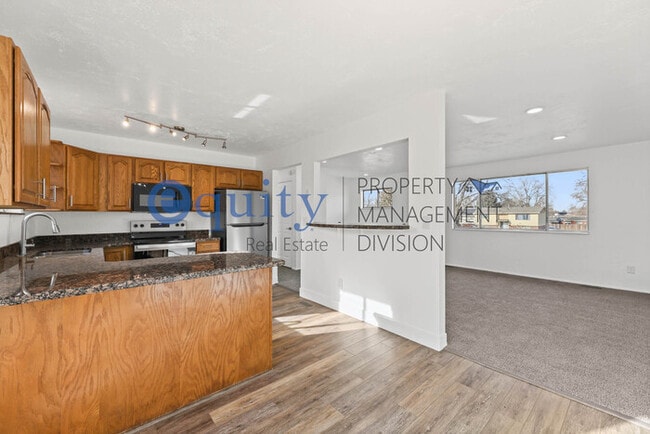 Building Photo - Renovated Sandy Home