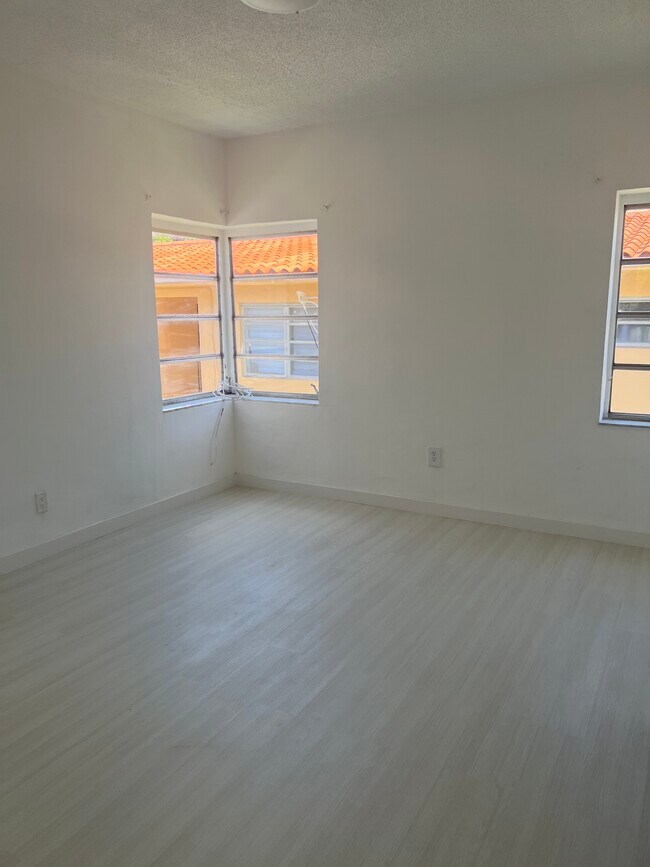 Photo - 2063 SW 6th St