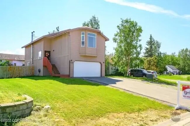 Building Photo - Check out the private fenced backyard! Rental