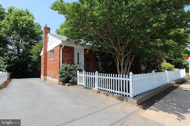 Building Photo - 5028 River Rd