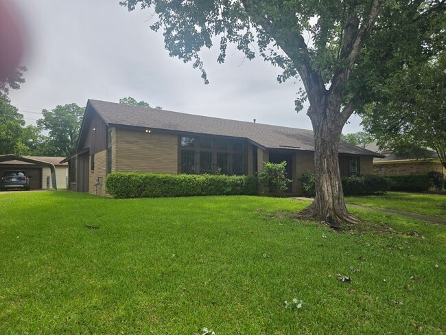 Building Photo - Refurbished - 3 bdrm 2 bath