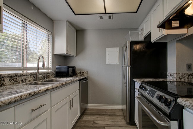 Building Photo - 2215 W Augusta Ave