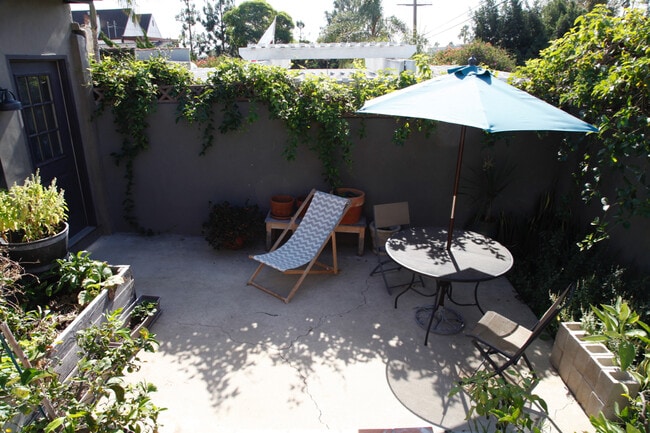 Building Photo - 3635 Mountain View Ave Unit Guest House