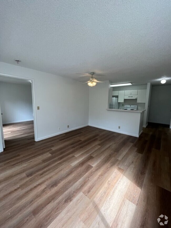 Building Photo - Newly Renovated 3 bedroom/2 bath with 2 pa... Rental