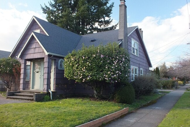 Building Photo - 1 Bedroom Duplex! Rental