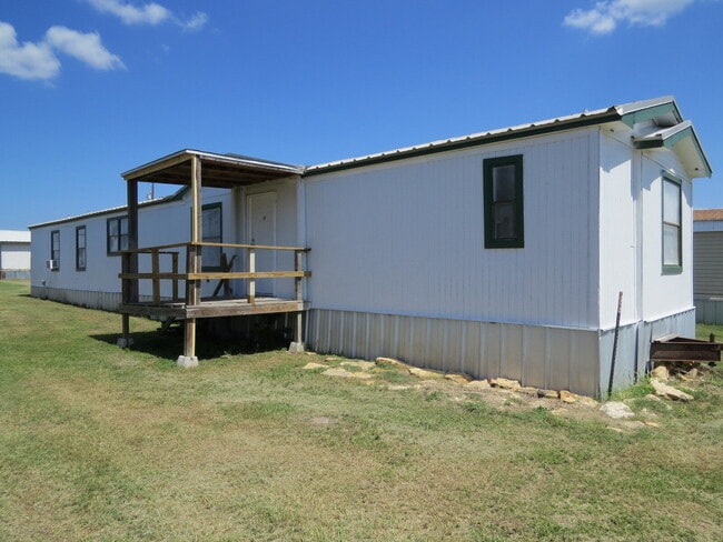 Building Photo - "Charming 3-Bed, 2-Bath Retreat in Gatesvi... Unit E8 Rental