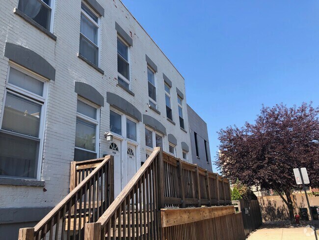 Building Photo - 1318 N Wood St Unit A Rental