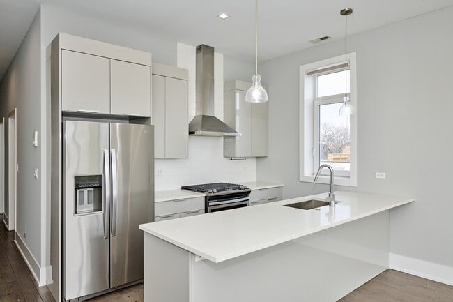 Eat-in Kitchen - 1338 W Cullerton St