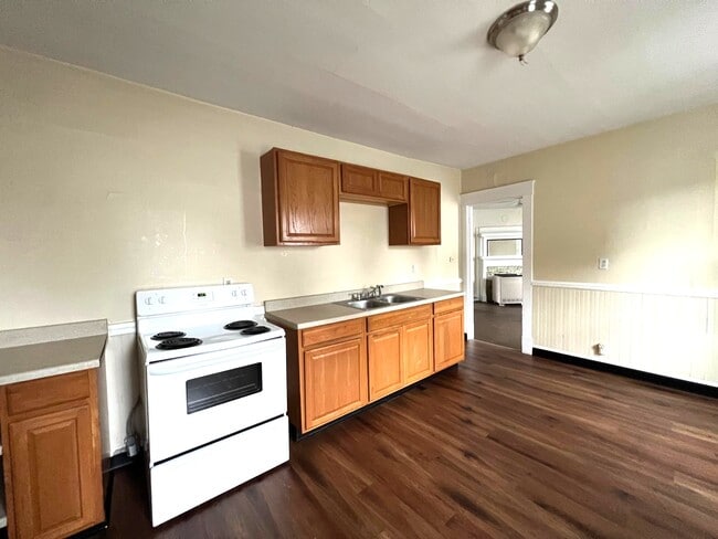 Building Photo - 826 W 4th St Unit 2