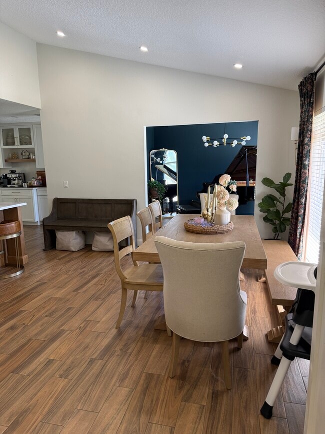 Entryway/Dining - 519 Lake Charm Ct