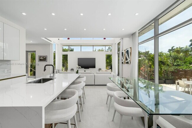 Photo - 1201 W 47th St