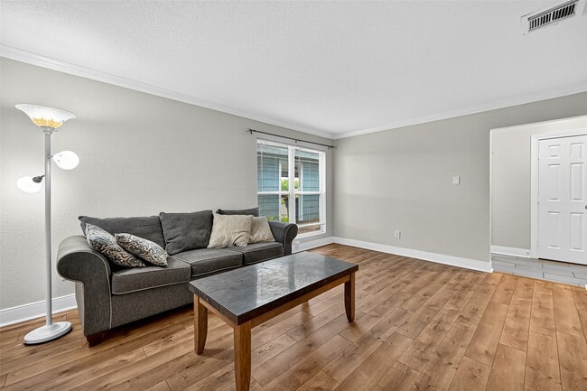 Photo - 711 Worthshire St