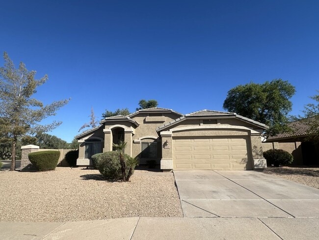 Building Photo - CHARMING SINGLE LEVEL 4 BEDROOM HOME ON A ...