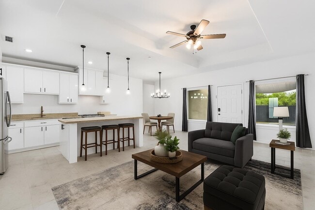 Photo - 905 Rotonda Ln