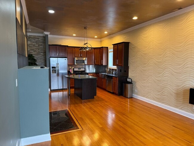 Photo - Luxurious, Galewood Penthouse Condo 3BR/2BA Unit 3