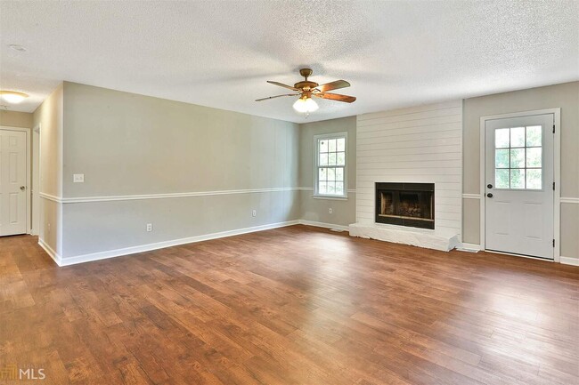 Photo - 180 Nectarine Dr