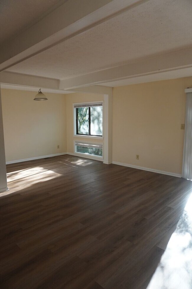 Photo - 195 Woodstone Dr