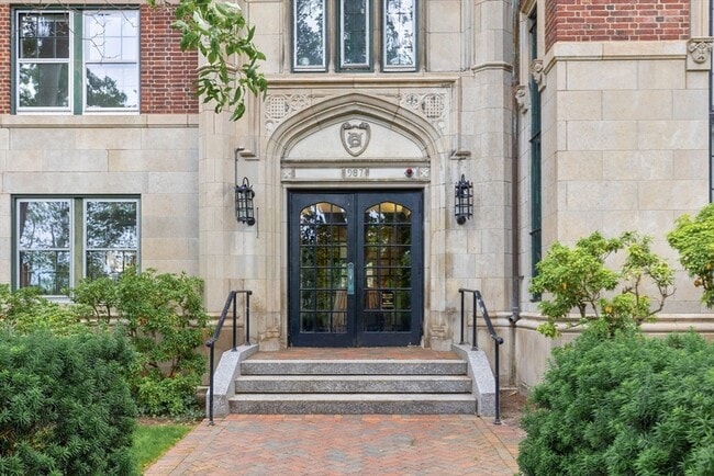 Building Photo - 987 Memorial Dr Unit G73
