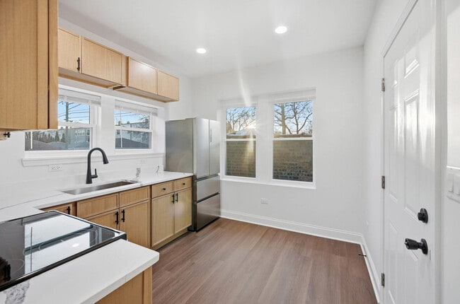 Photo - 1942 Elmwood Ave Unit 2R