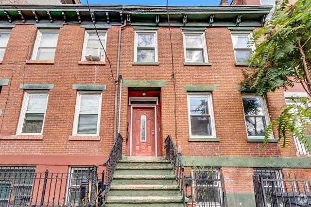 Building Photo - 182A Christopher Columbus Dr Unit G Rental