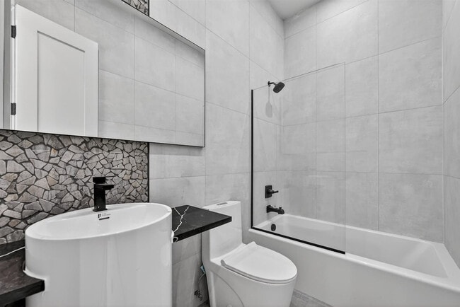 Building Photo - 443 Clove Rd