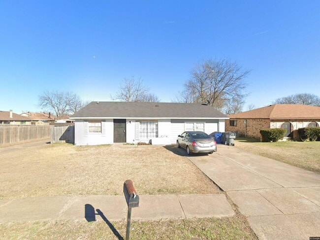 Building Photo - An unbeatable location that offers both convenience and luxury.