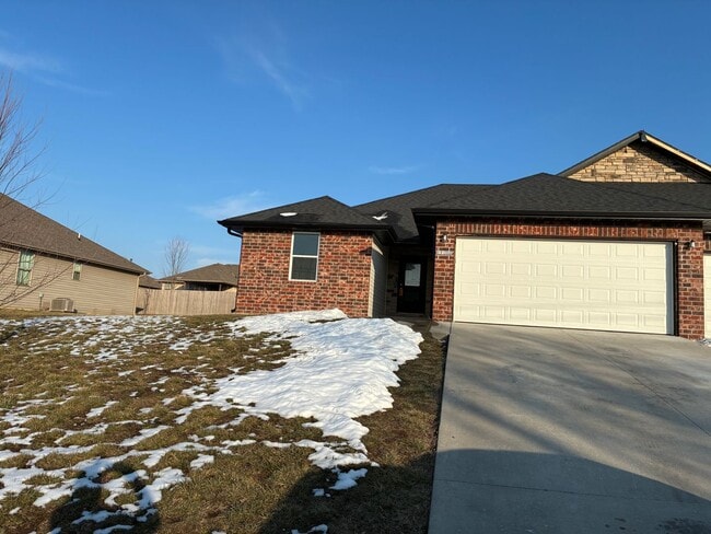 Building Photo - 3 Bedroom duplex - Ozark MO