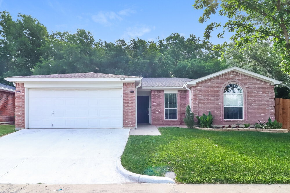 Photo - 5807 Diamond Oaks Ct House
